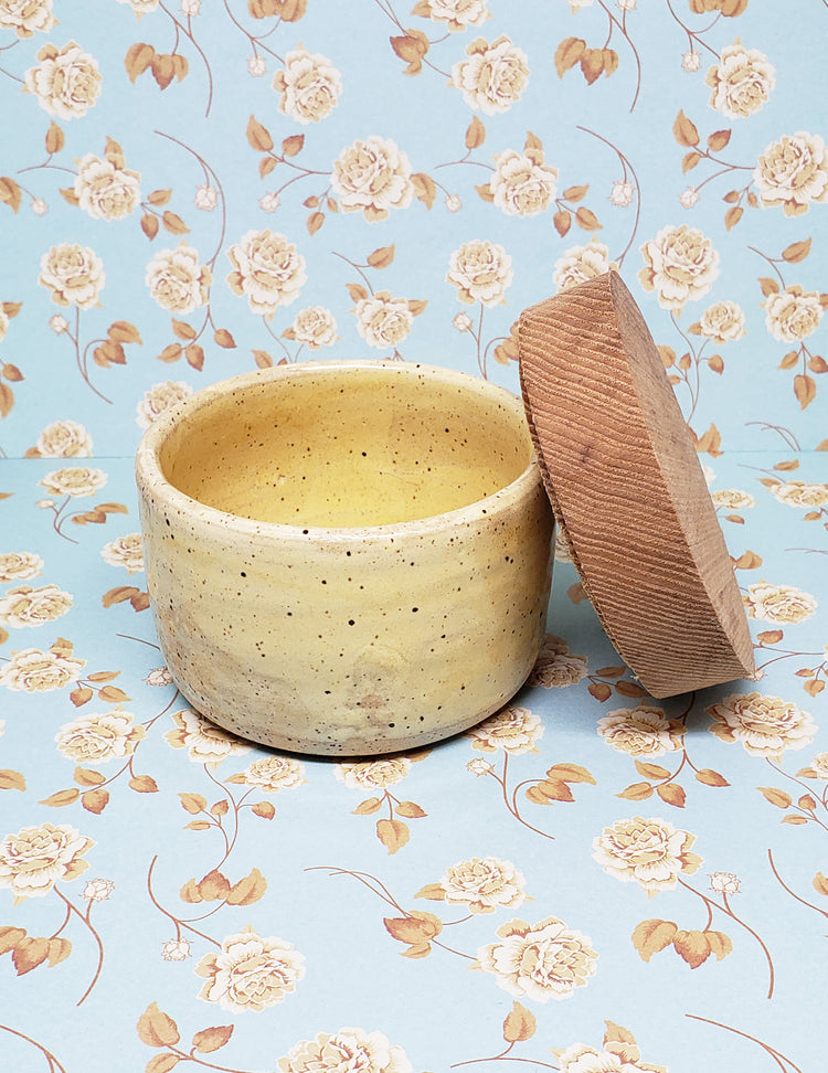 Pot à trésors en céramique jaune. Vendu chez Tah-dah ! 