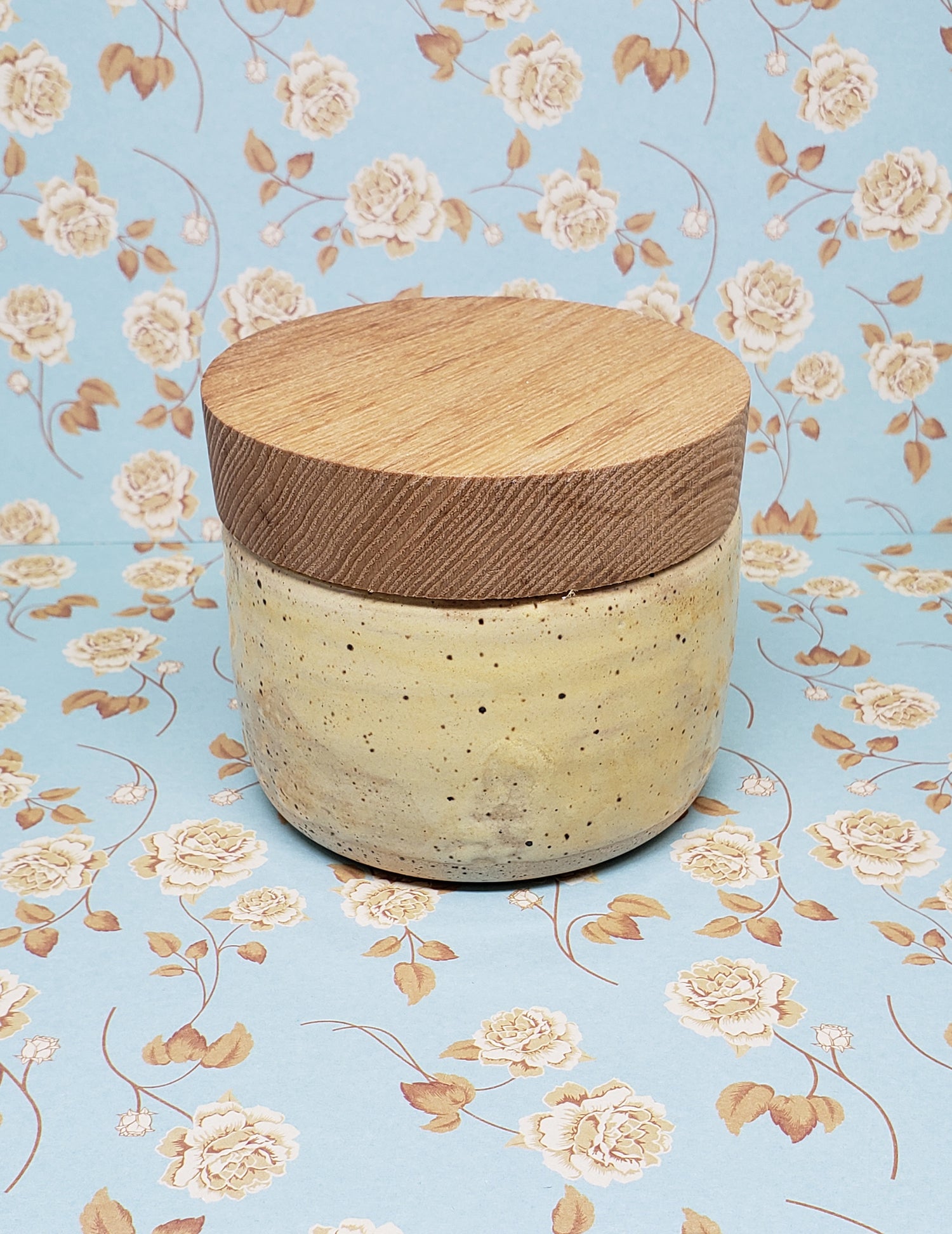 Pot à trésors en céramique jaune. Vendu chez Tah-dah ! 