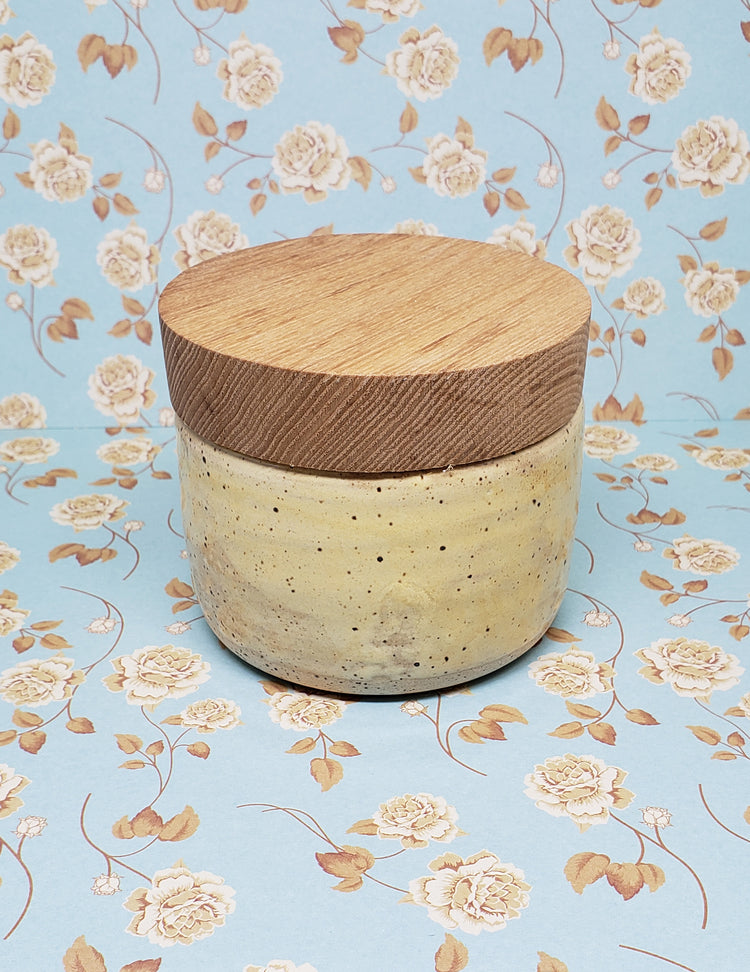 Pot à trésors en céramique jaune. Vendu chez Tah-dah ! 