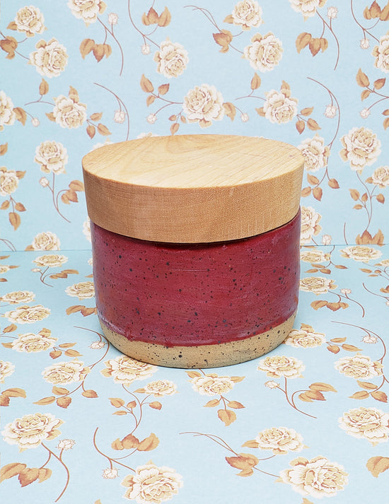 Pot à trésors en céramique rouge. Vendu chez Tah-dah ! 