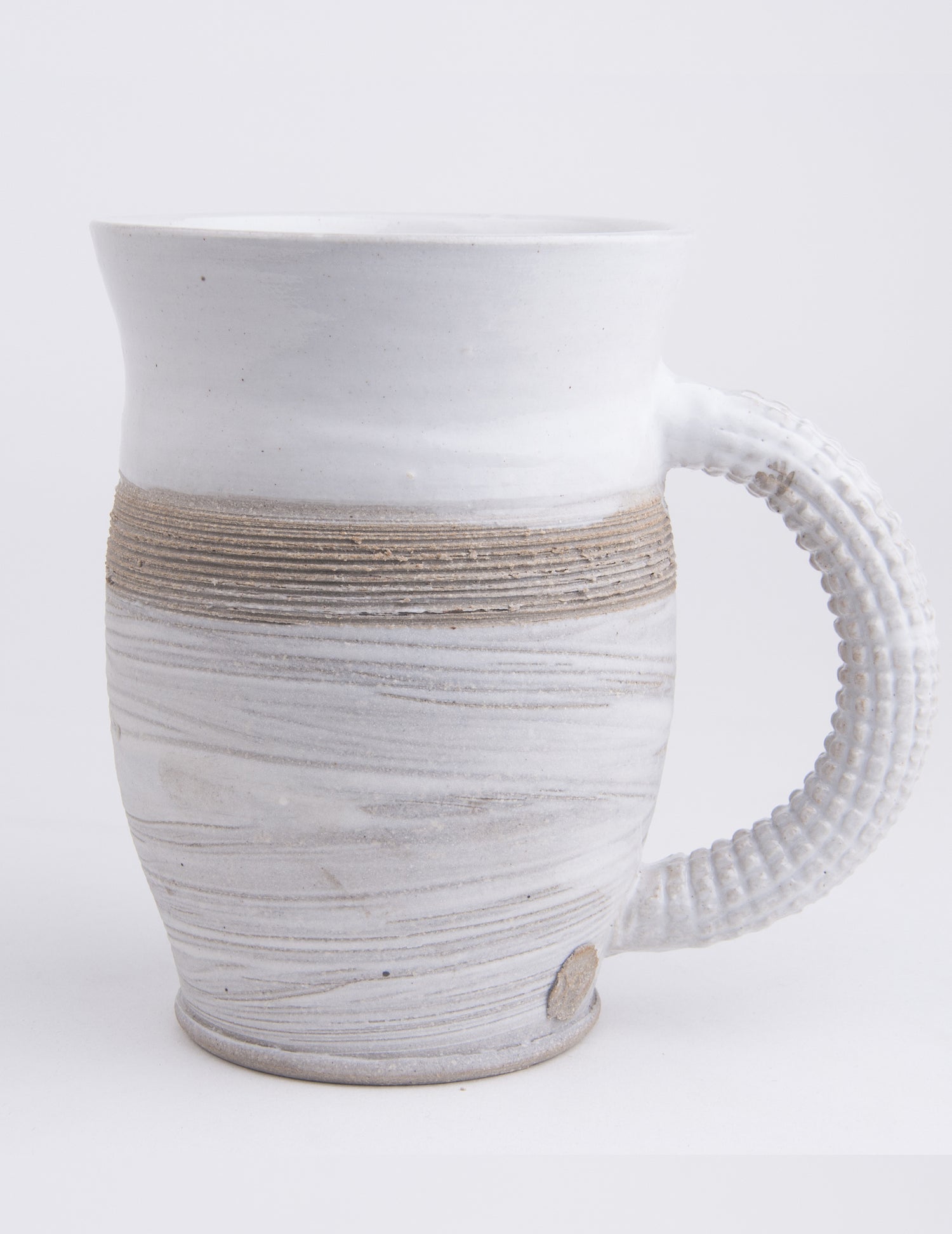 Moyenne Tasse beige texturé et mat. Vendue chez Tah-dah ! 