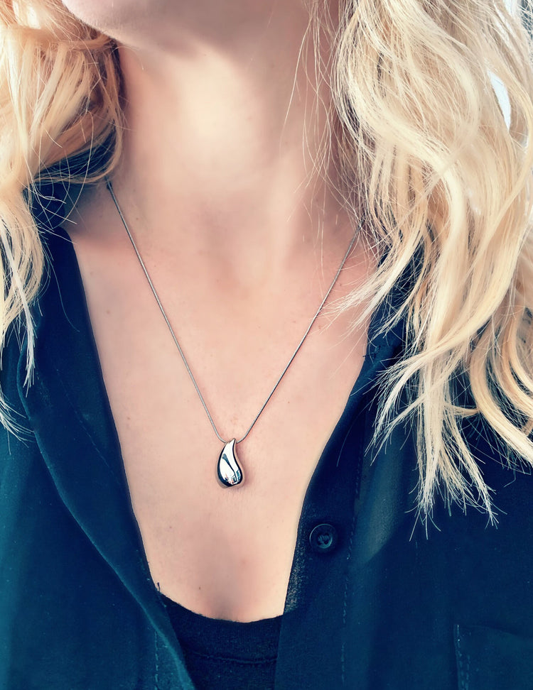 Collier Thalie en acier inoxydable. Vendu chez Tah-dah ! 