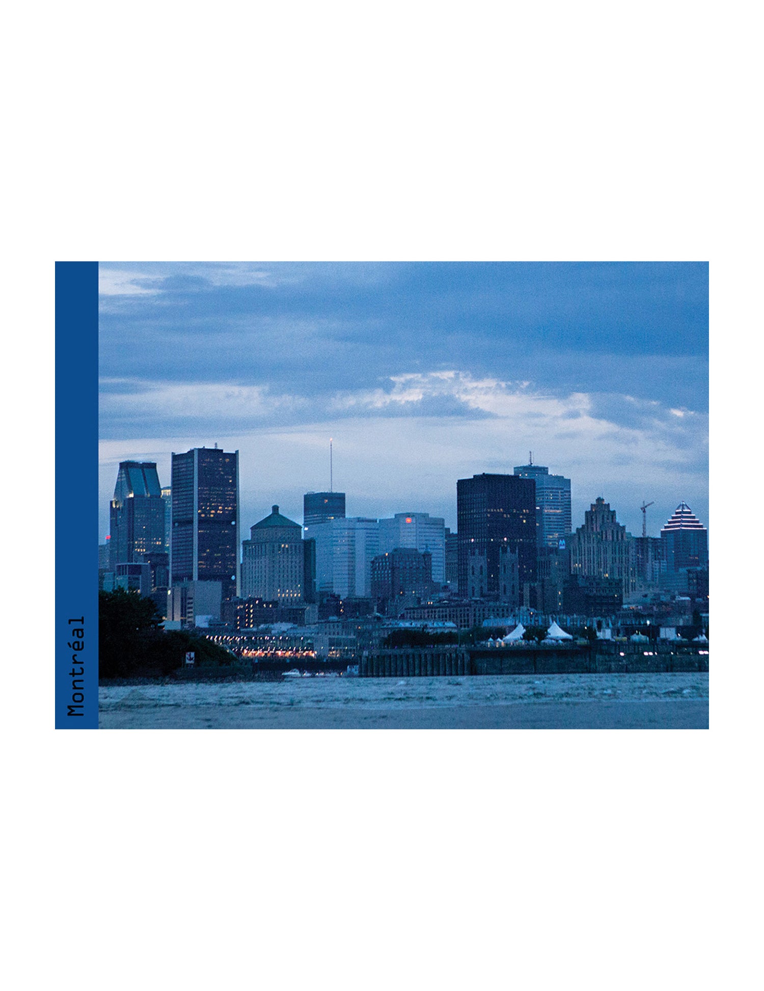 Carte postale Montréal en soirée. Vendue chez Tah-dah ! 
