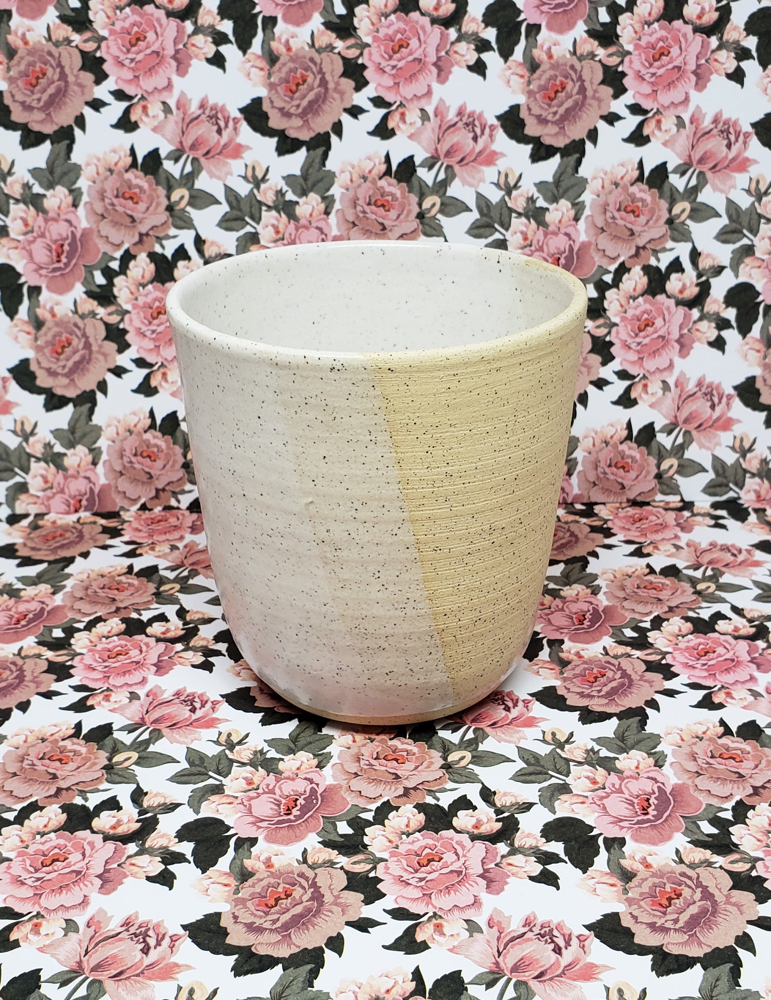 Gobelet en céramique blanc. Vendu chez Tah-dah !