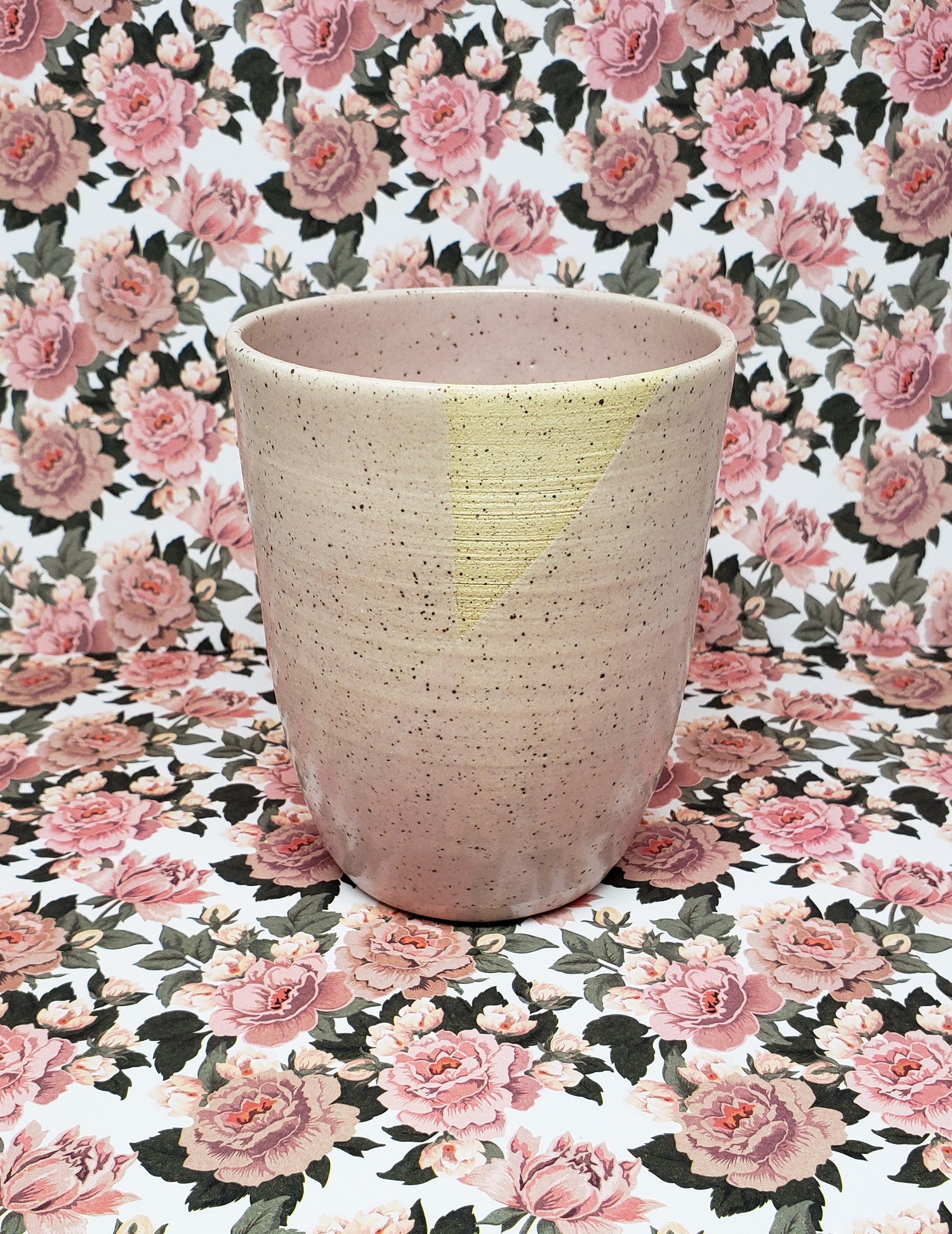 Gobelet en céramique rose. Vendu chez Tah-dah !