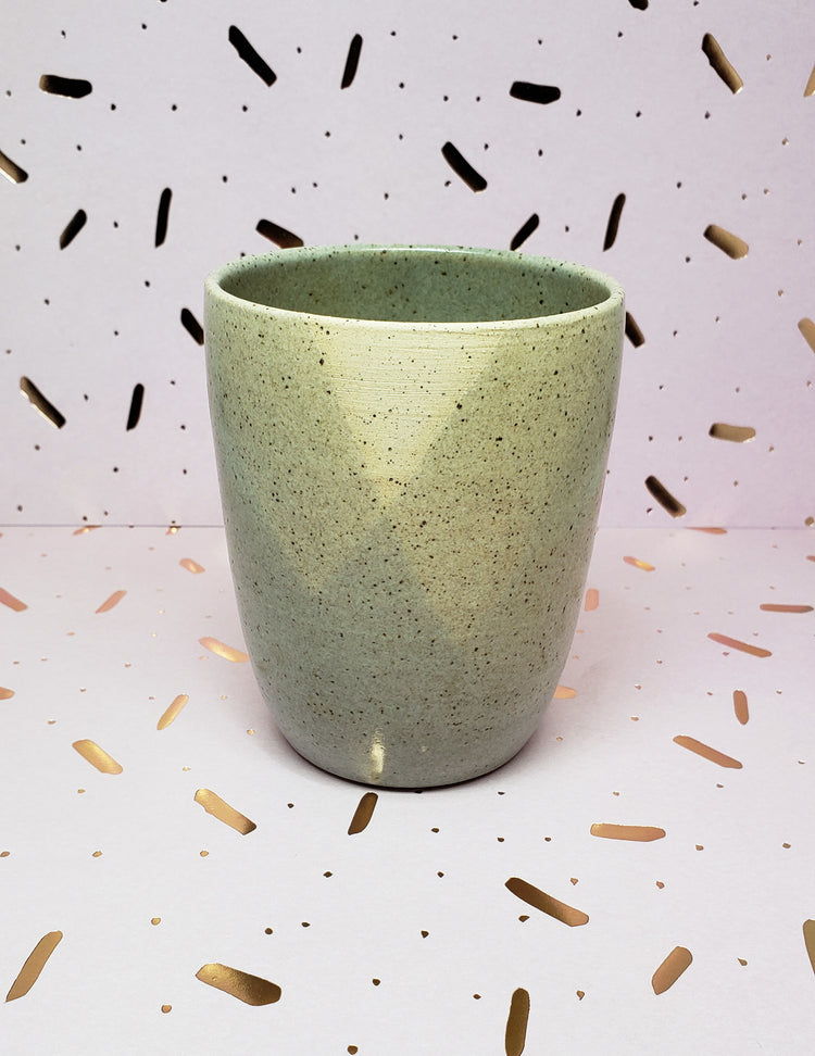 Gobelet en céramique menthe. Vendu chez Tah-dah !